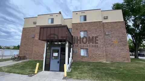 715 N 40th St, Grand Forks, ND 58203