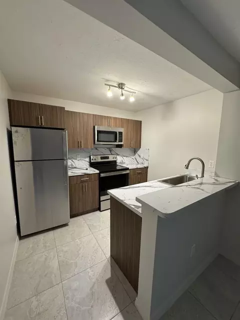 7961 Gladiolus Dr, Fort Myers, FL 33908