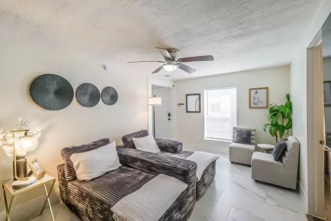 1327 W 21st St, Houston, TX 77008
