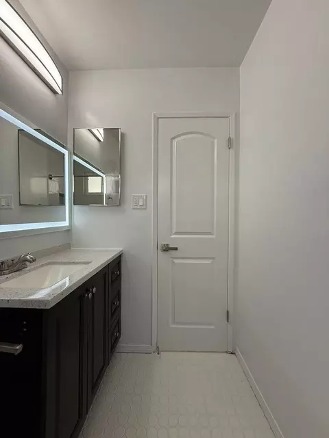 2010 S Garth Ave, Los Angeles, CA 90034 photo 35