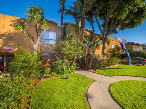 2010 S Garth Ave, Los Angeles, CA 90034 photo 2