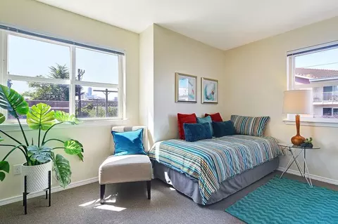 1728 Summit Ave, Seattle, WA 98122