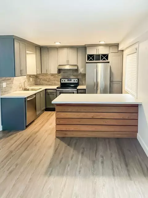 13555 SW Jenkins Rd, Cedar Hills, OR 97005