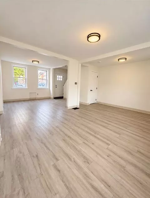 32 Mulsey St, Manchester, NH 03101