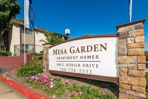800 E Bobier Dr, Vista, CA 92084