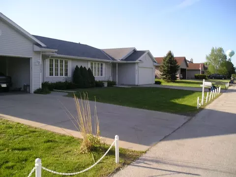 2702 Meadowbrook Rd, Waukesha, WI 53188