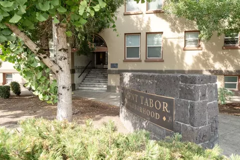 4929 SE Hawthorne Blvd, Portland, OR 97215