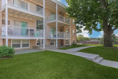 1760 N Fernwood St, Roseville, MN 55113