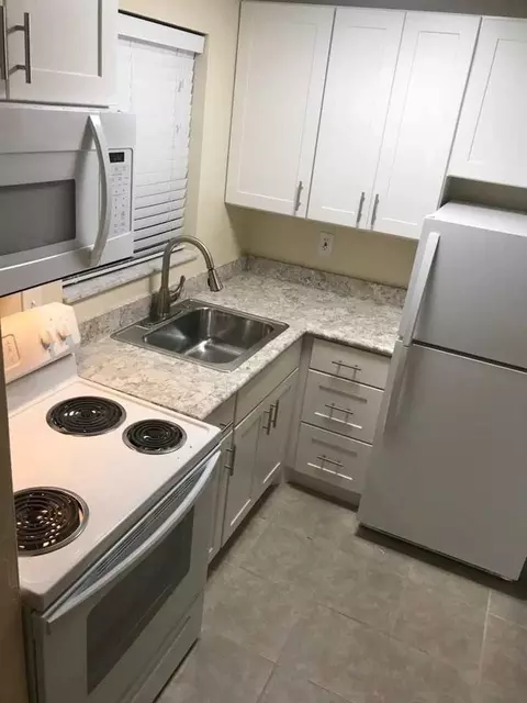 424 N Grandview Ave, Daytona Beach, FL 32118