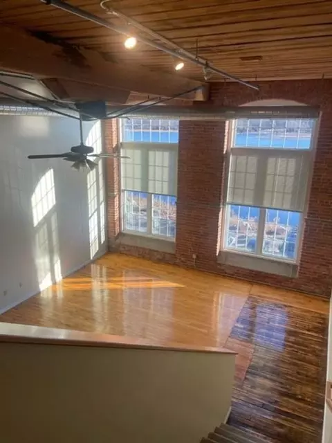 10 Manomet St, New Bedford, MA 02746