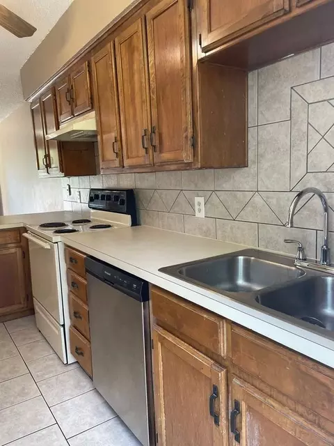 3 N 3rd St, Midlothian, TX 76065 photo 2