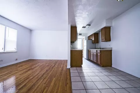 2045 E 75th St, Chicago, IL 60649 photo 2
