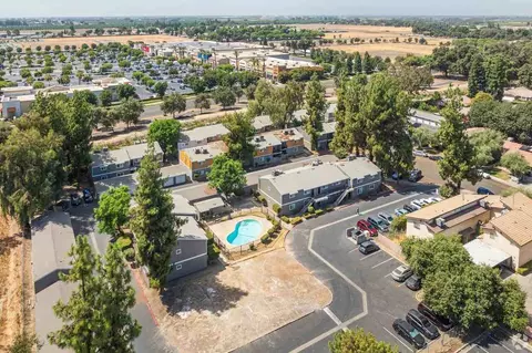 3940 S Shady Ct, Visalia, CA 93277