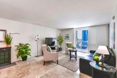 1 NW 12th St, Miami, FL 33136
