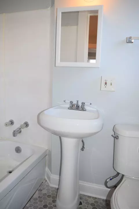 2040 Robin St, Lakewood, OH 44107