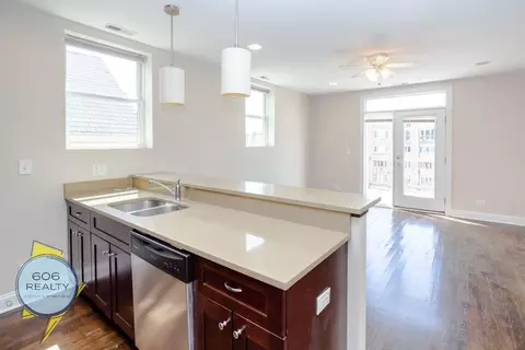 647 W Deming Pl, Chicago, IL 60614