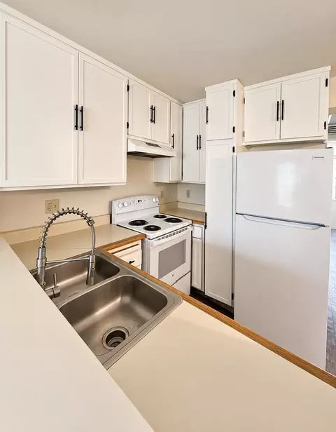 15135 Burbank Blvd, Sherman Oaks, CA 91411 photo 2