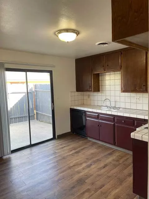 2820 N Half Moon Dr, Bakersfield, CA 93309