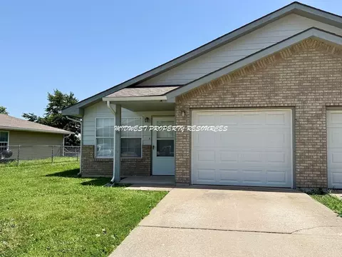 503 N Austin St, Oak Grove, MO 64075