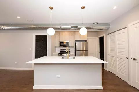 835 W Barry Ave, Chicago, IL 60657
