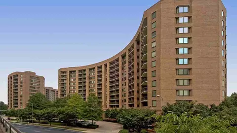 1501 Crystal Dr, Arlington, VA 22202