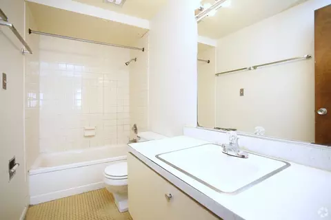 Stoughton - Goodwin Apts, Urbana, IL 61801