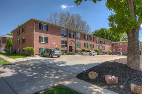 421 N 40th St, Omaha, NE 68131