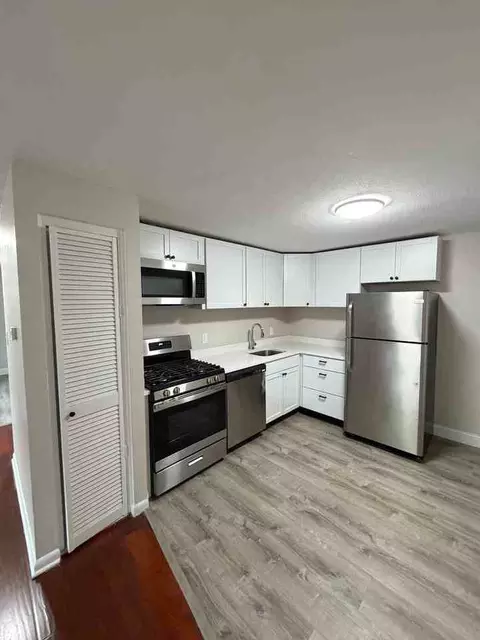 345 Hildreth St, Lowell, MA 01850
