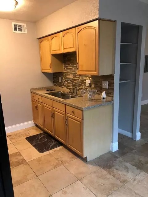 1025 W Wheatland Rd, Dallas, TX 75232
