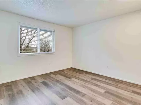 2377 W Hayes St, Woodburn, OR 97071