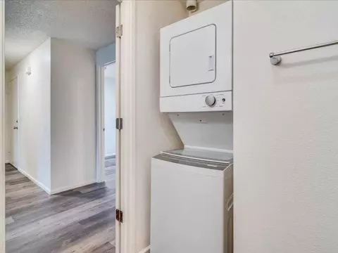 2377 W Hayes St, Woodburn, OR 97071