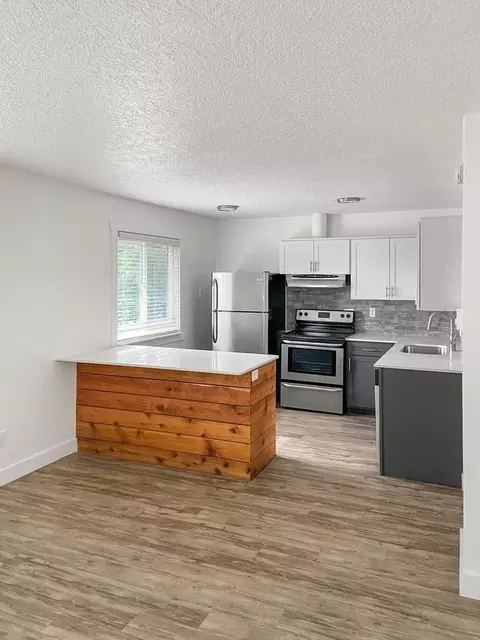 13555 SW Jenkins Rd, Cedar Hills, OR 97005