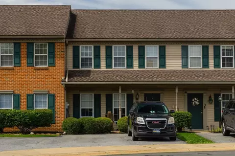 18 S Whisper Ln, New Holland, PA 17557