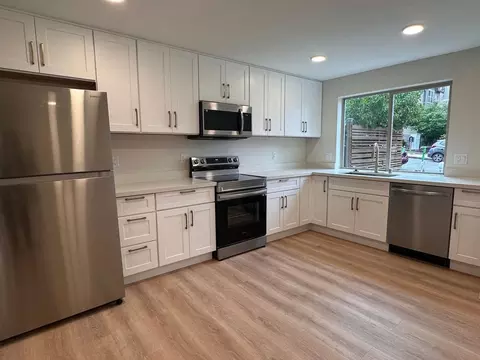 715 Nob Hill Ave N, Seattle, WA 98109