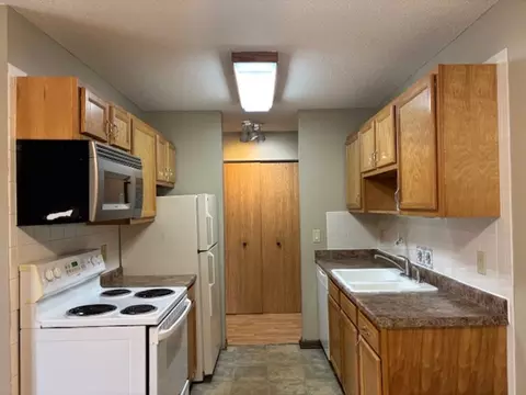 2021 W 90th St, Bloomington, MN 55431