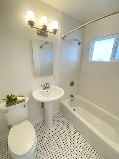 296 Lester Ave, Oakland, CA 94606 photo 3