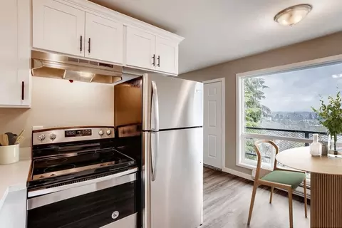 3323 NE 12th St, Renton, WA 98056