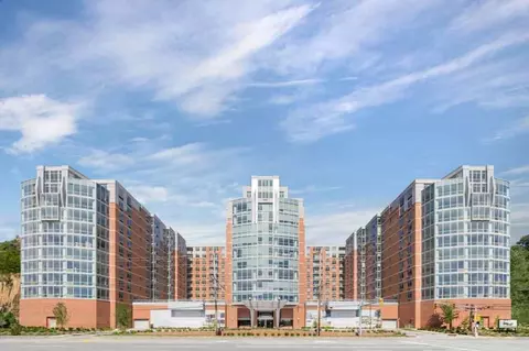 7602 River Rd, Edgewater, NJ 07020