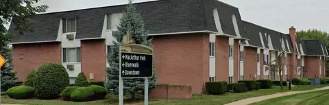135 N River Rd, Mount Clemens, MI 48043