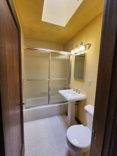 16 Valley St, Seattle, WA 98109