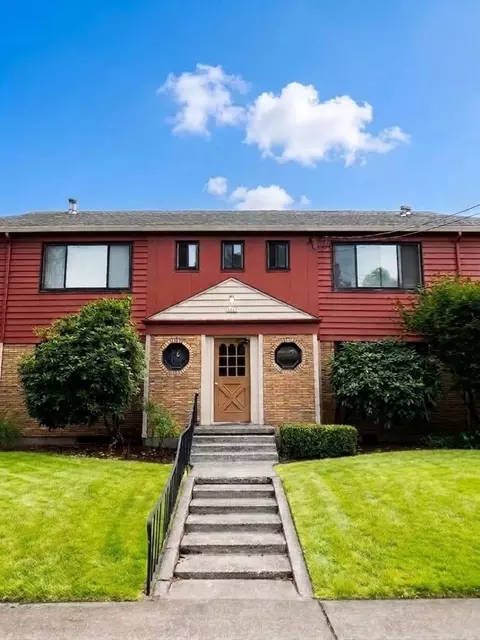 2006 SE Pine St, Portland, OR 97214