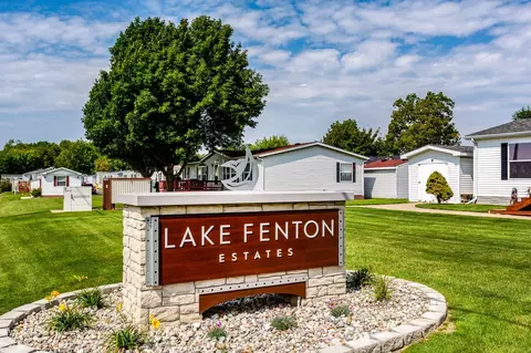 11444 Oakgrove Dr, Fenton, MI 48430