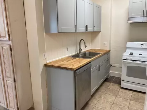 2211 NE 50th St, Seattle, WA 98105