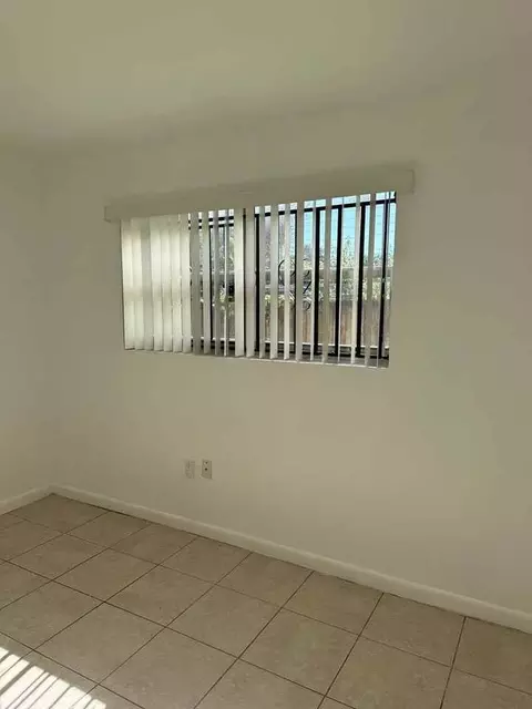 750 NW 56th St, Miami, FL 33127