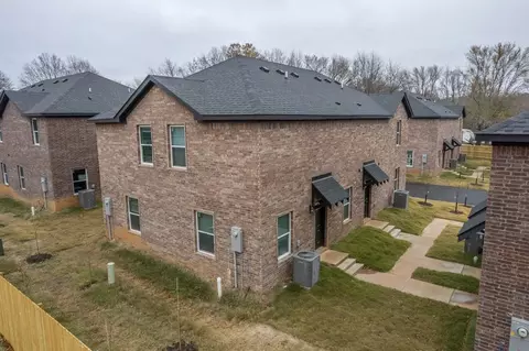 1346 N Porter Rd, Fayetteville, AR 72703