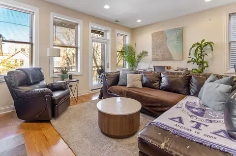 1039 W Newport Ave, Chicago, IL 60657