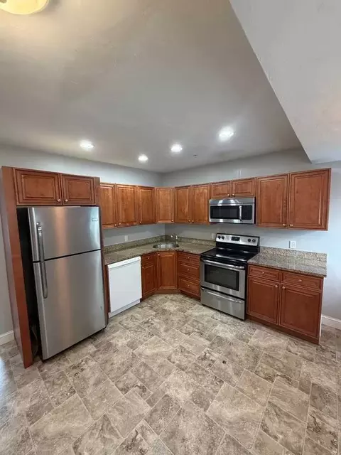 462 Fletcher St, Lowell, MA 01854