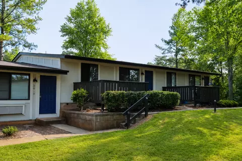 100 Woodcliff Dr NW, Lilburn, GA 30047