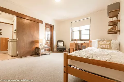 5748 S Blackstone Ave, Chicago, IL 60637