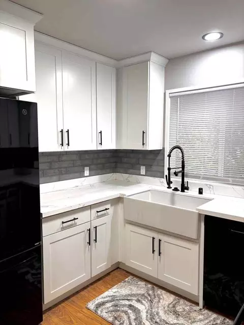 700 NE 42nd St, Seattle, WA 98105